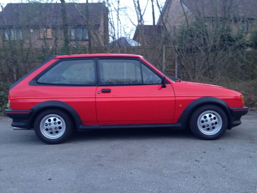 A side profile of the XR2 on its pepperpot wheels.