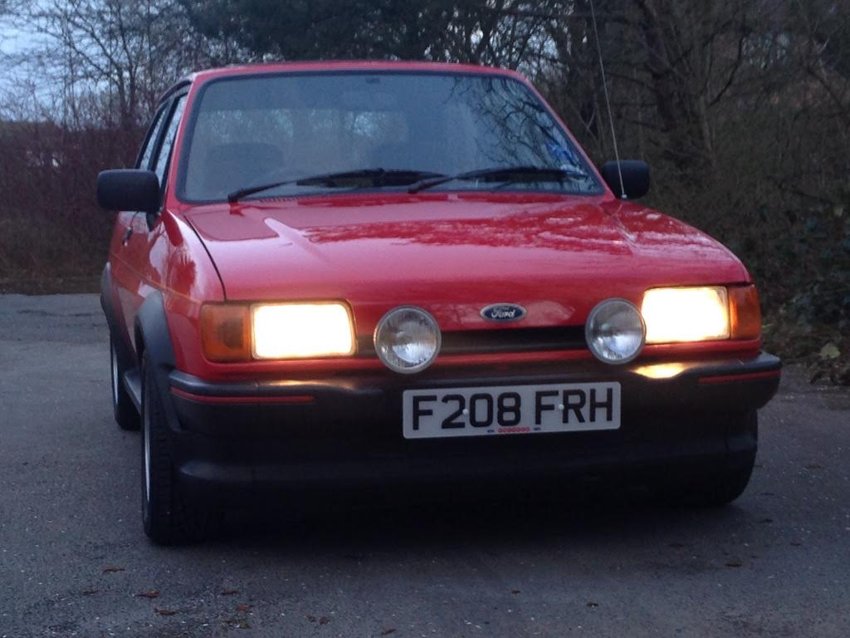 The XR2’s front end, spotlights and F208 FRH number plate.